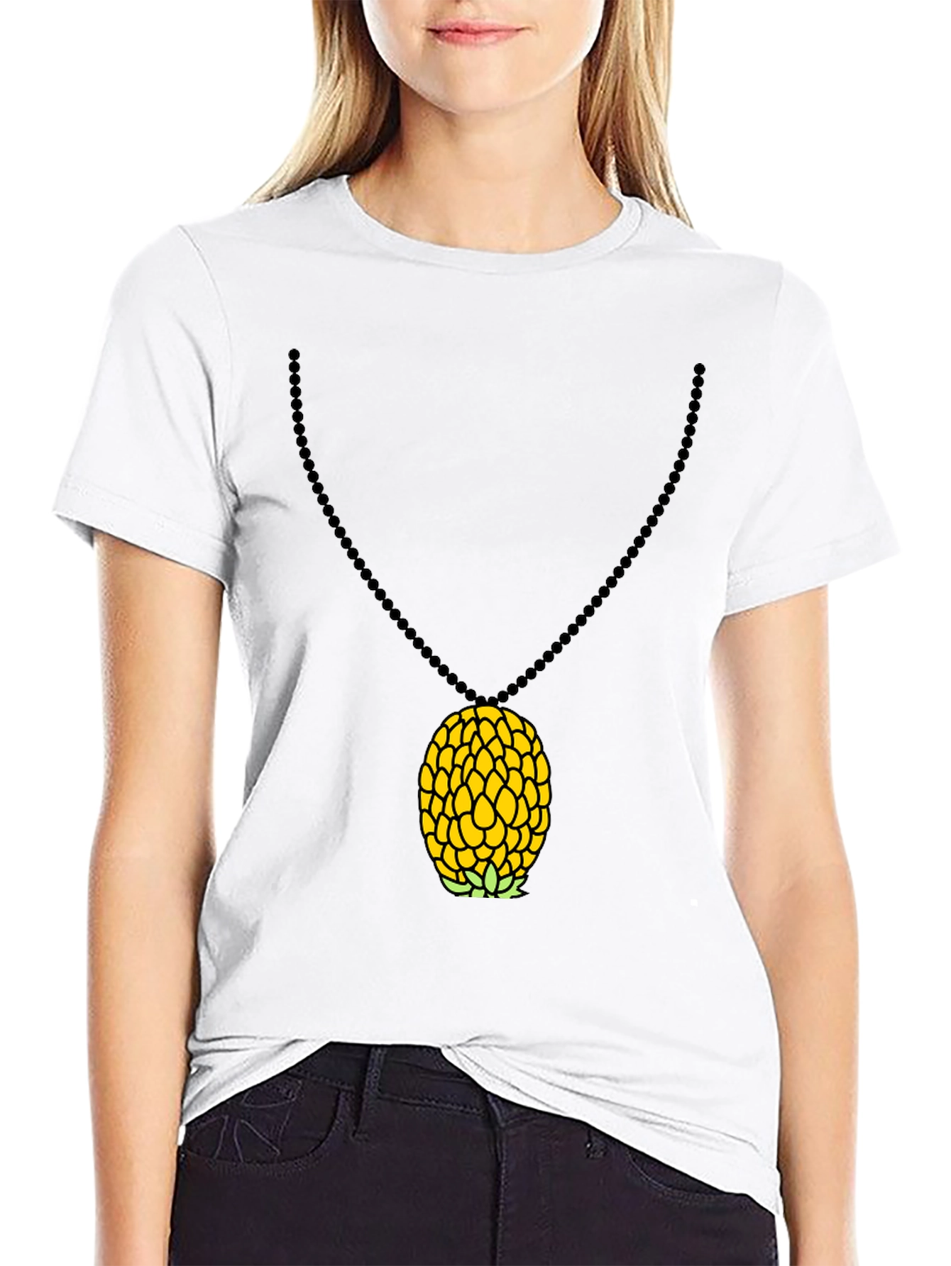 Camiseta Negra con Colgante de Piña
