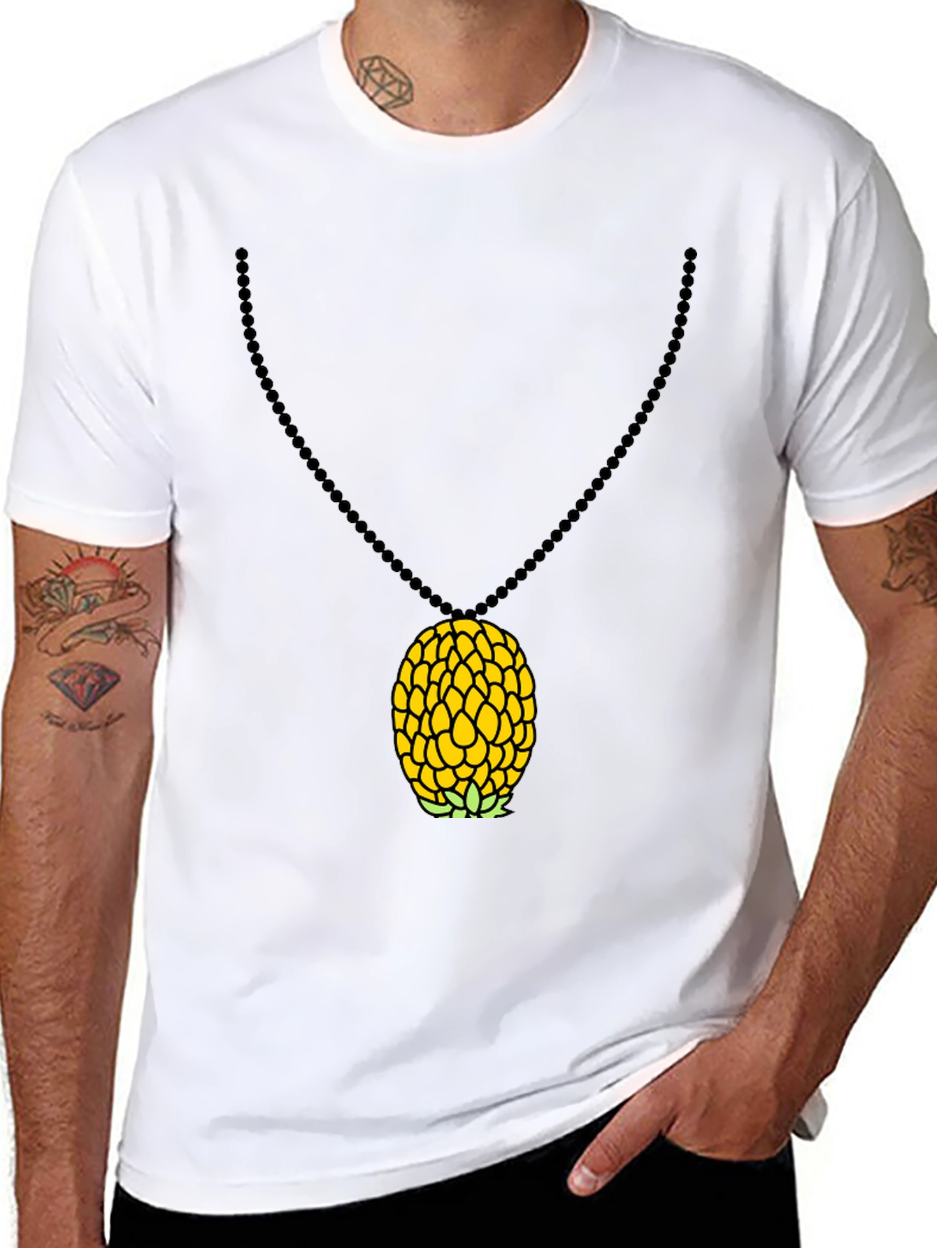 Camiseta Negra con Colgante de Piña