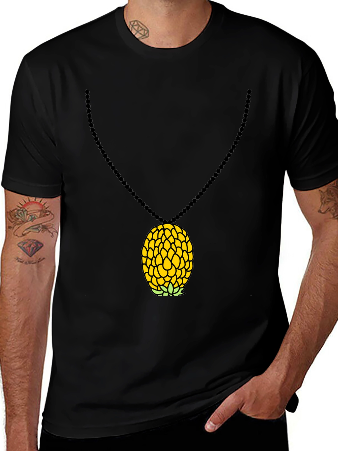 Camiseta Negra con Colgante de Piña