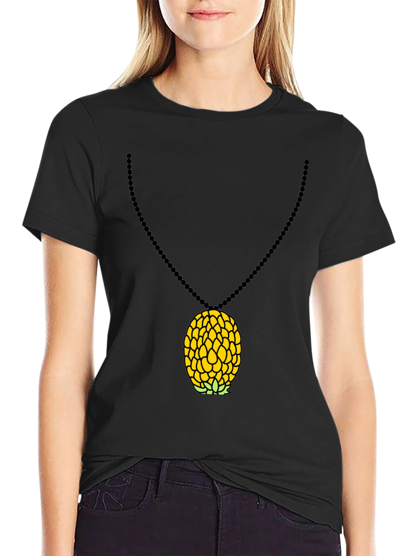 Camiseta Negra con Colgante de Piña