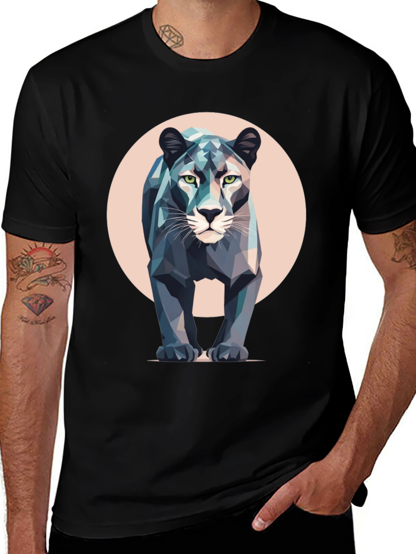 Camiseta Negra con Diseño de Pantera Geométrica
