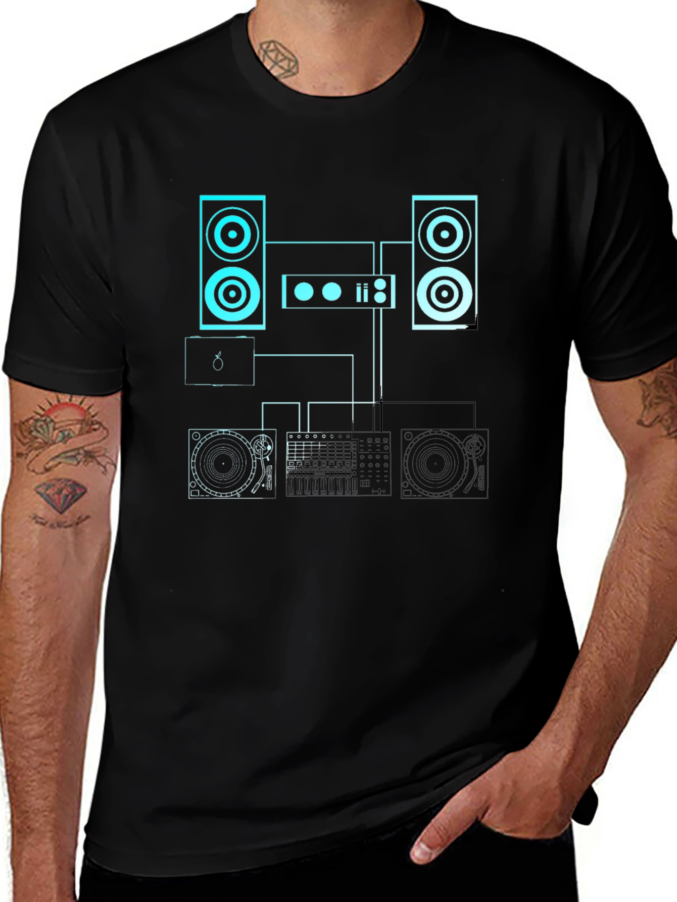 Camiseta Negra con Diseño de Equipo de DJ