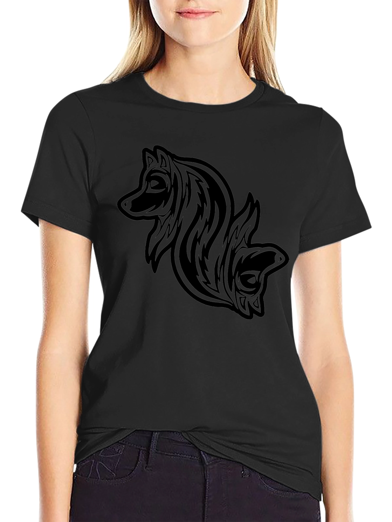 Camiseta Negra con Diseño de Lobos Tribal