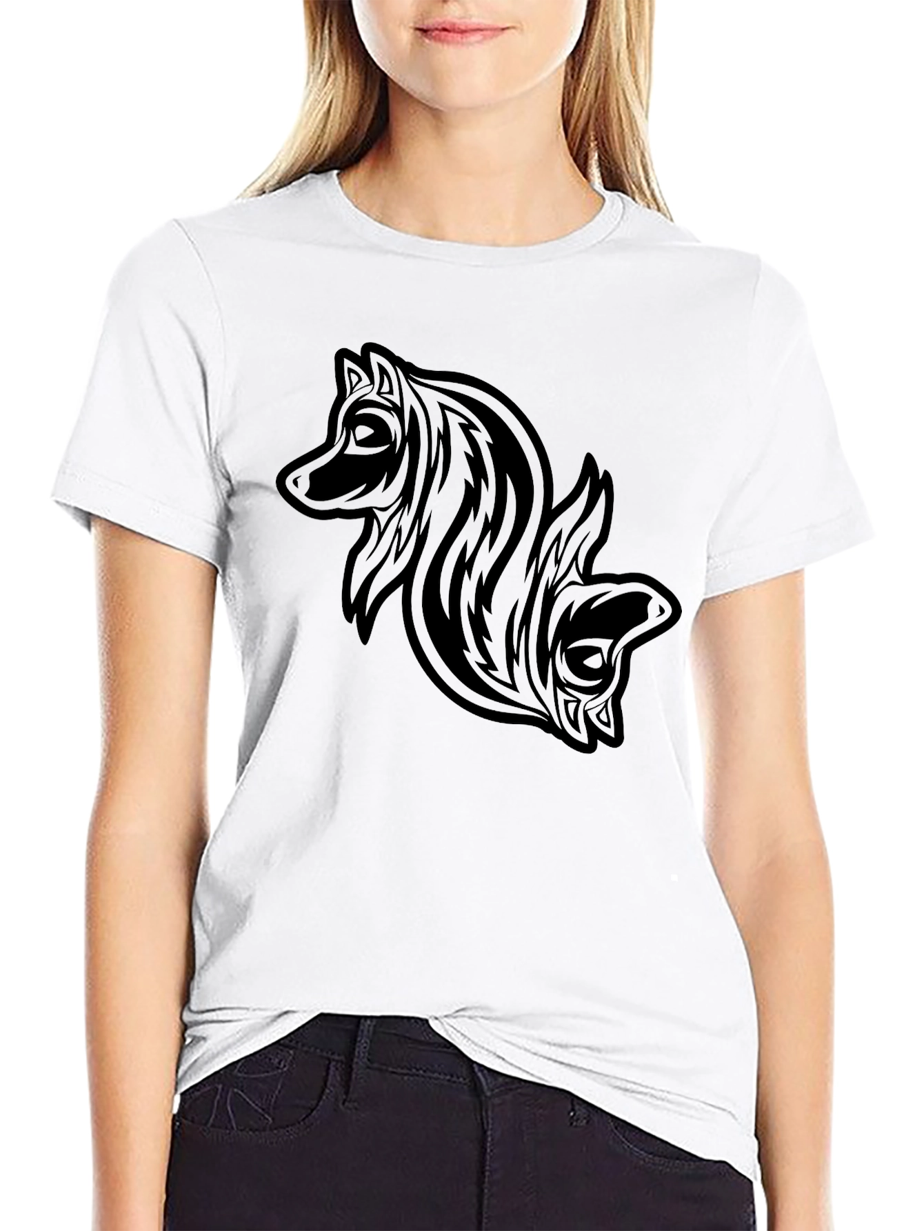 Camiseta Negra con Diseño de Lobos Tribal