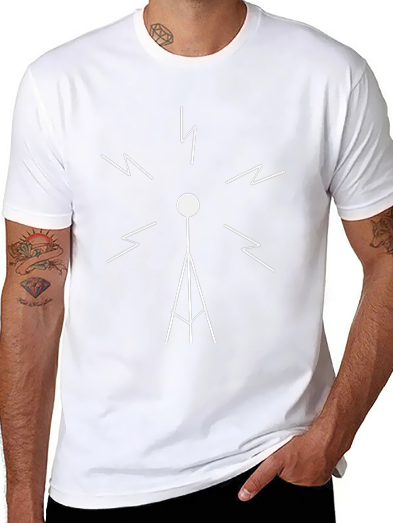 Camiseta Negra con Diseño de Antena de Radio