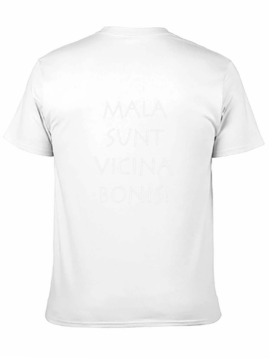 Camiseta Negra con Frase en Latín Mala Sunt Vicina Bonis!