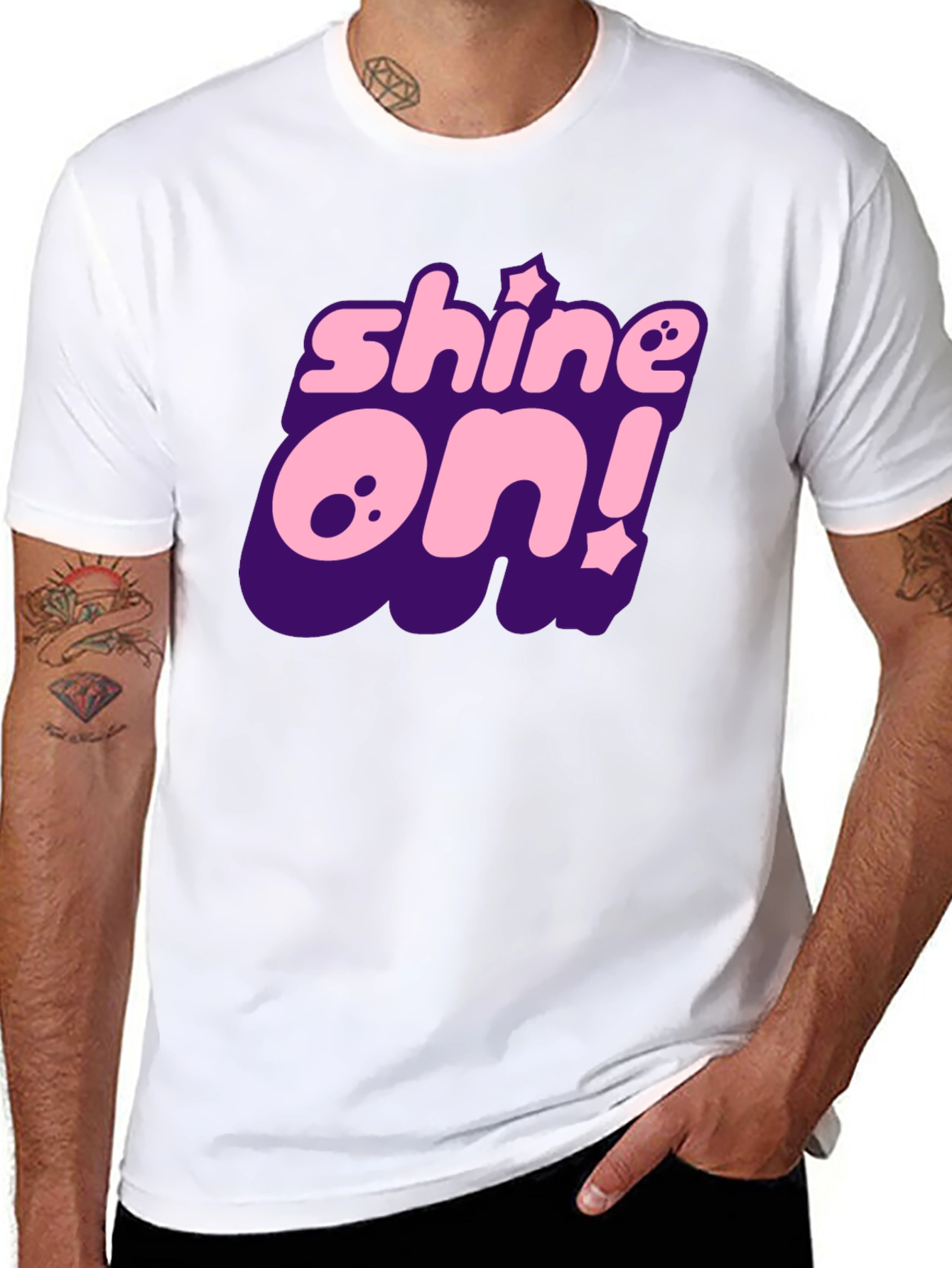 Camiseta Negra Shine On! con Estilo Gráfico Único