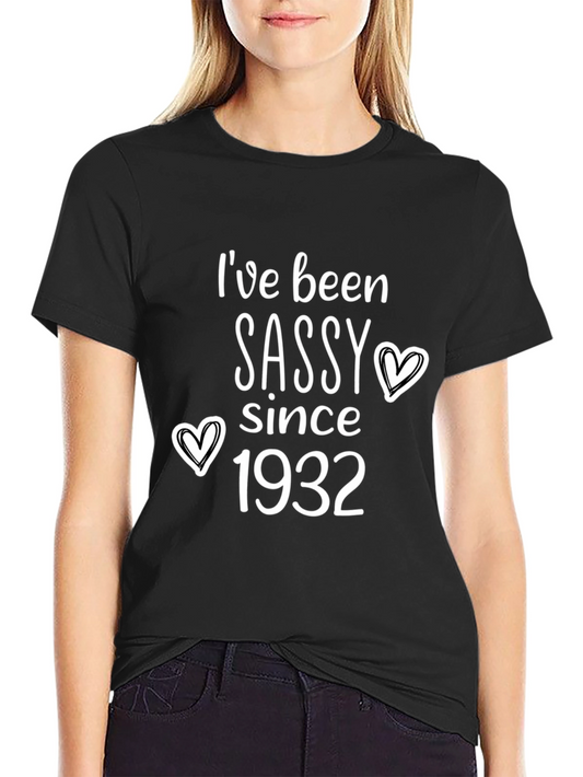Camiseta Negra con Diseño Sassy Desde 1932