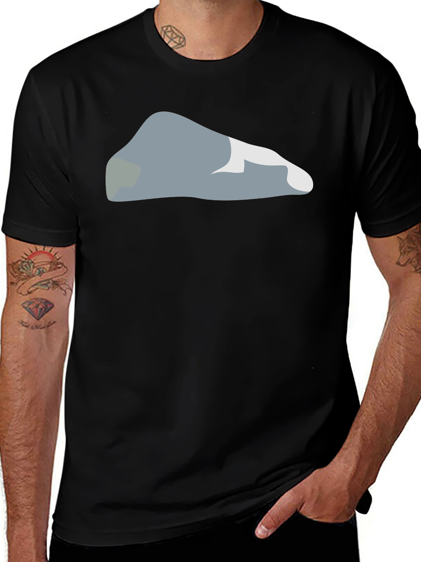 Camiseta Negra con Diseño Abstracto de Roca