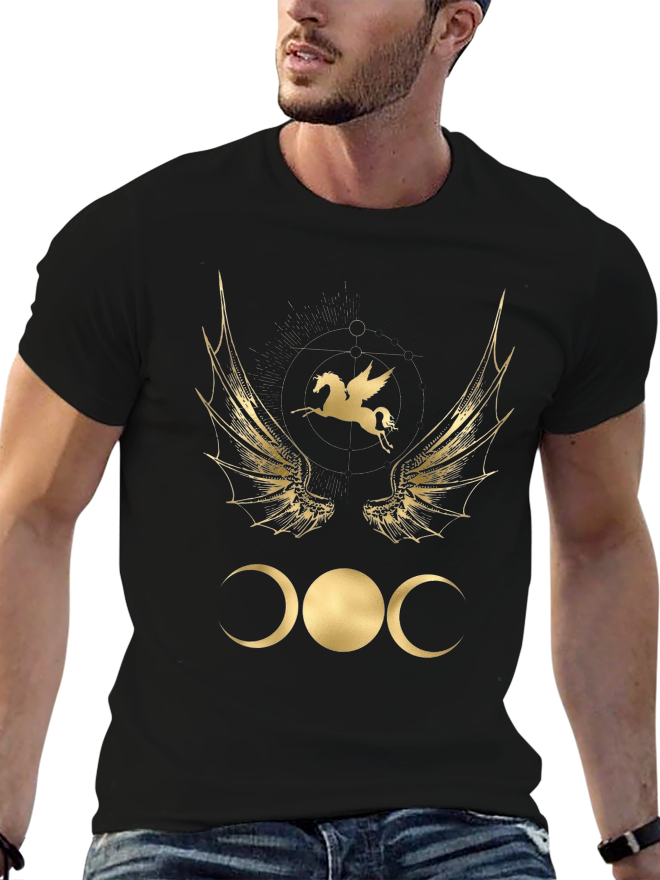 Camiseta Negra con Diseño Místico Dorado