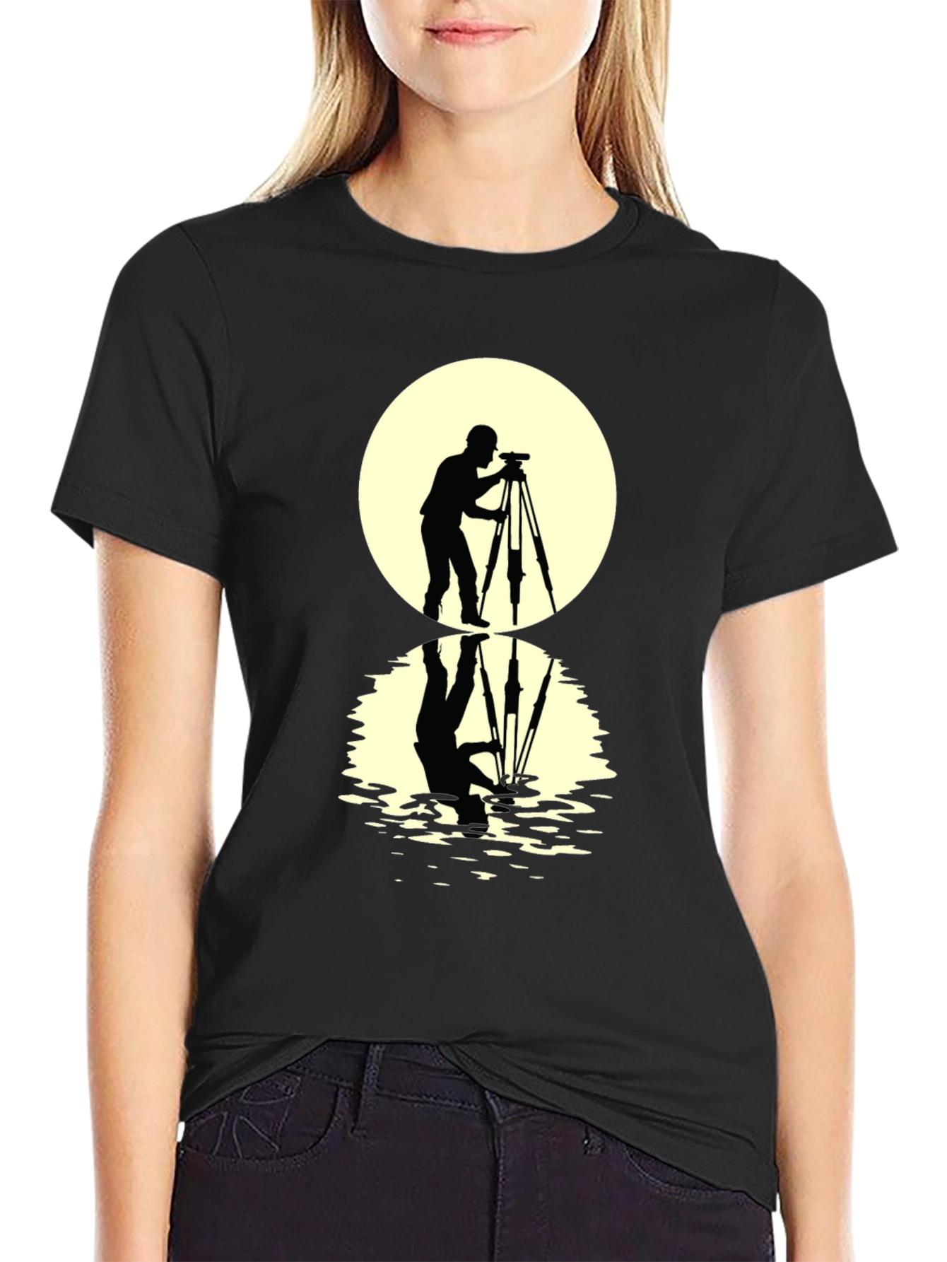 Camiseta Negra con Diseño de Fotógrafo y Reflejo