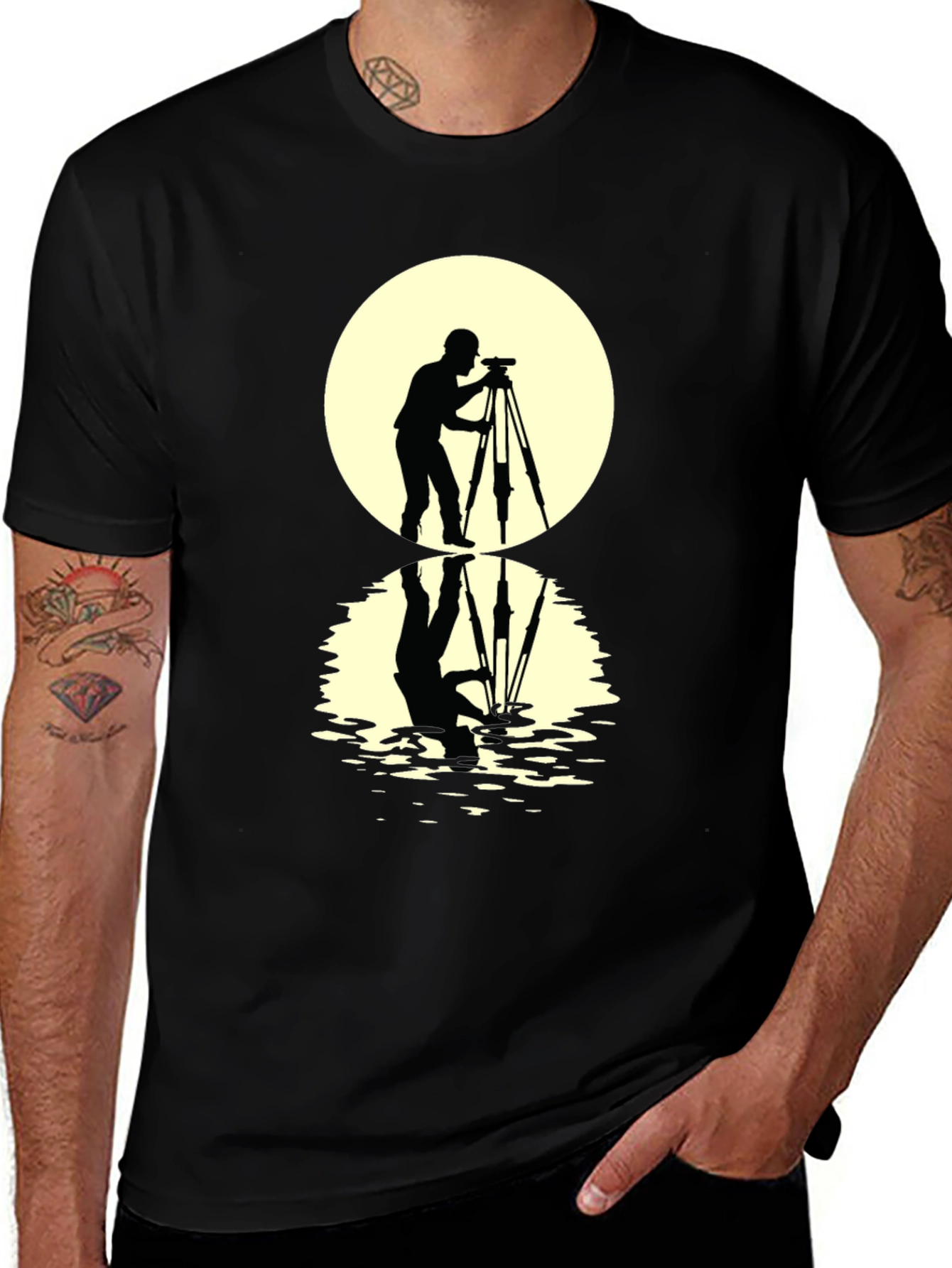 Camiseta Negra con Diseño de Fotógrafo y Reflejo