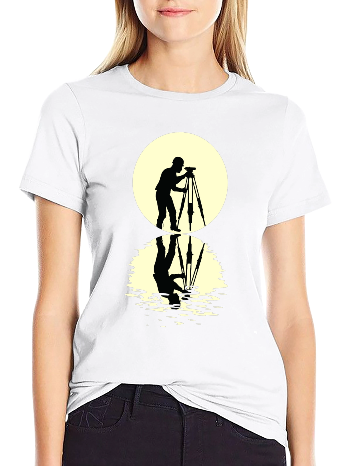 Camiseta Negra con Diseño de Fotógrafo y Reflejo