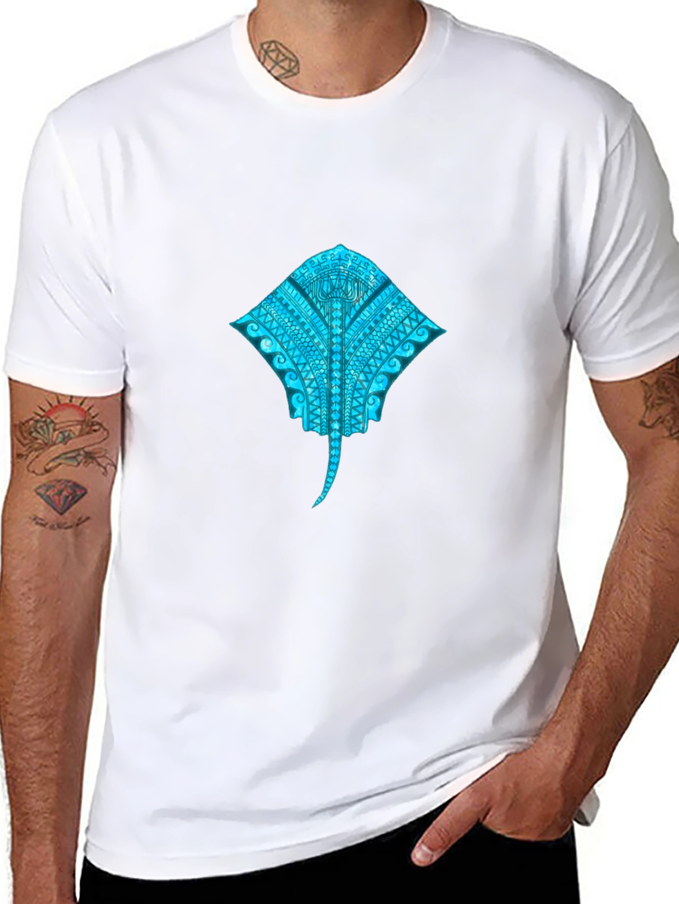 Camiseta Negra con Diseño de Mantarraya Tribal Azul