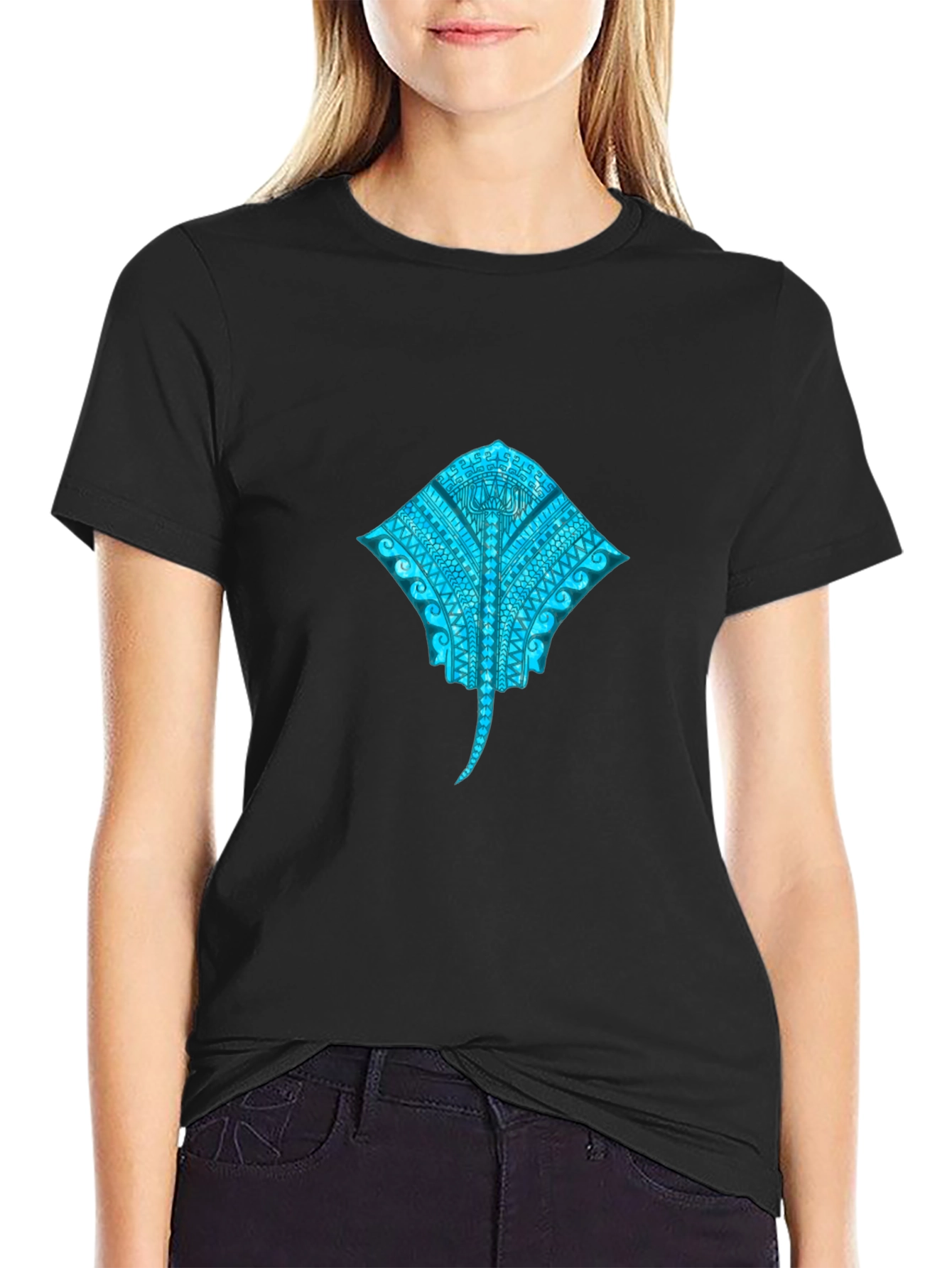 Camiseta Negra con Diseño de Mantarraya Tribal Azul
