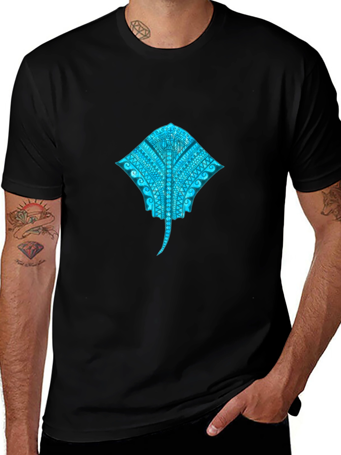 Camiseta Negra con Diseño de Mantarraya Tribal Azul