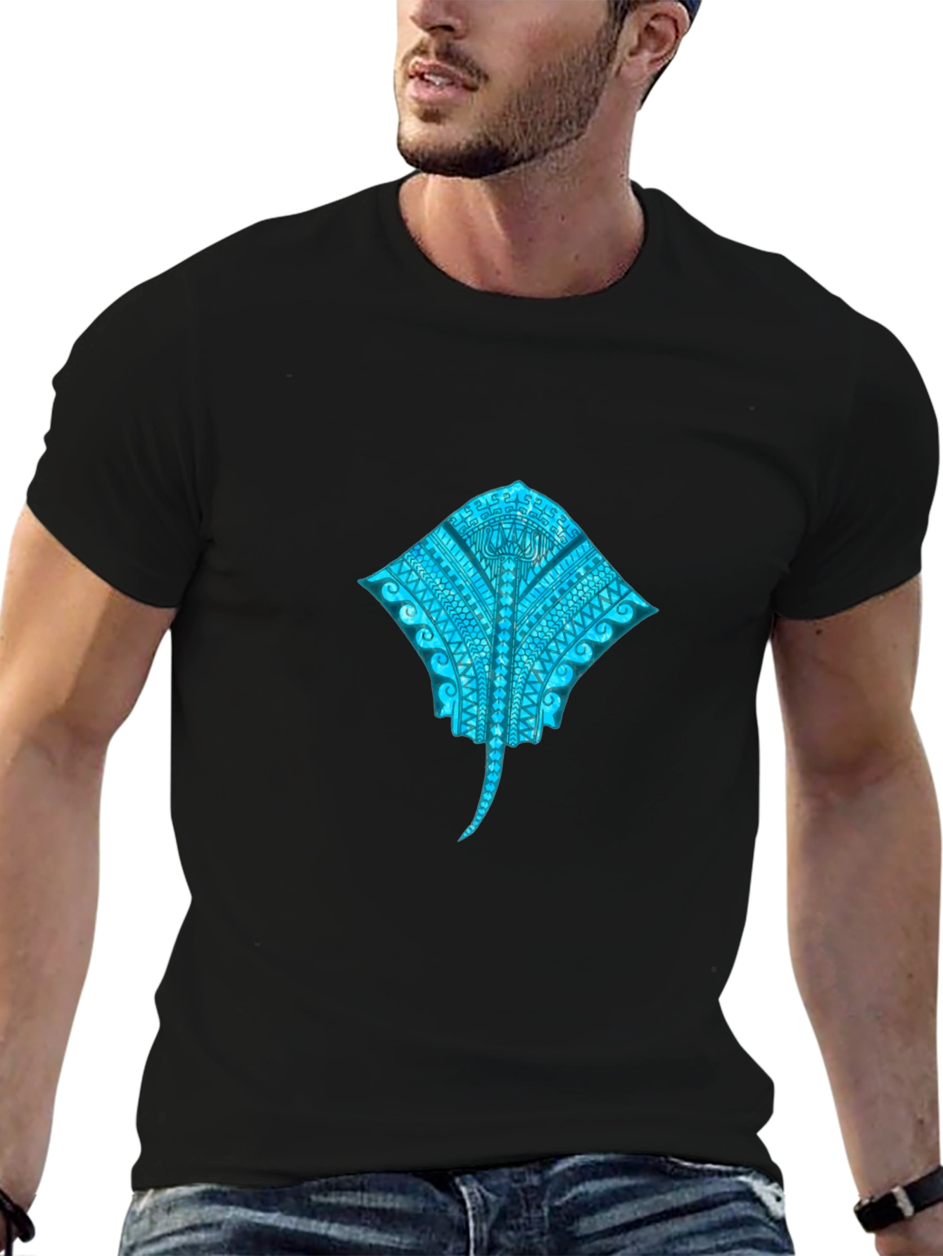 Camiseta Negra con Diseño de Mantarraya Tribal Azul