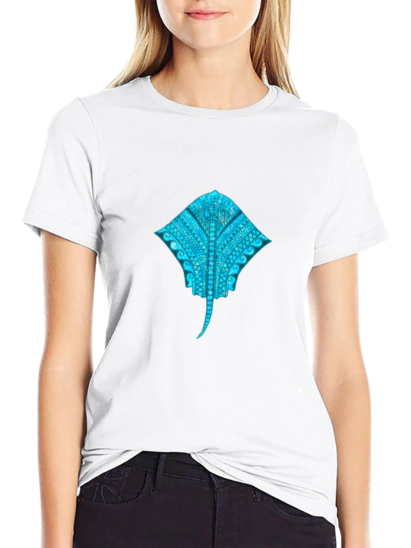Camiseta Negra con Diseño de Mantarraya Tribal Azul