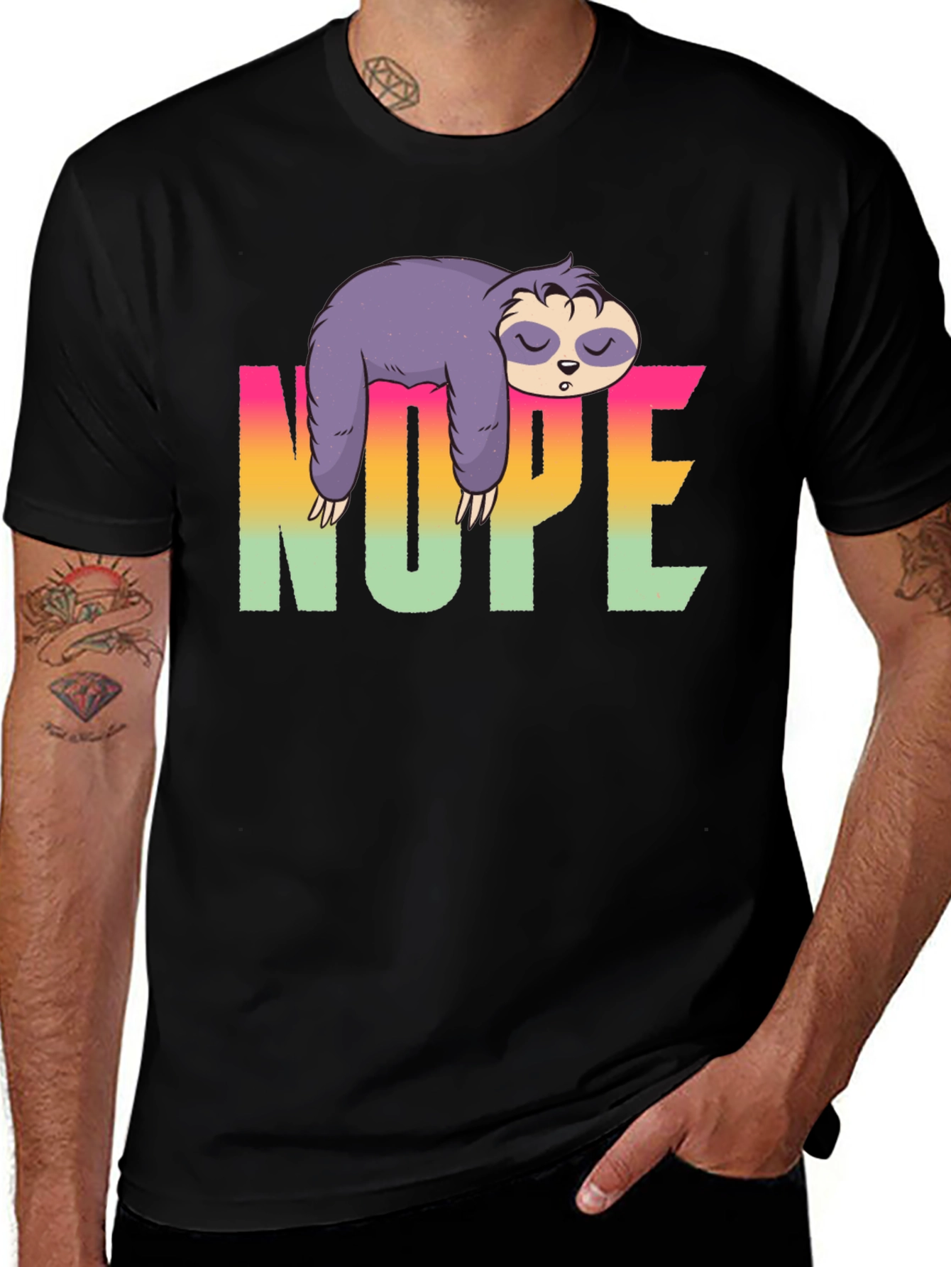 Camiseta Negra Perezosa con Diseño Nope