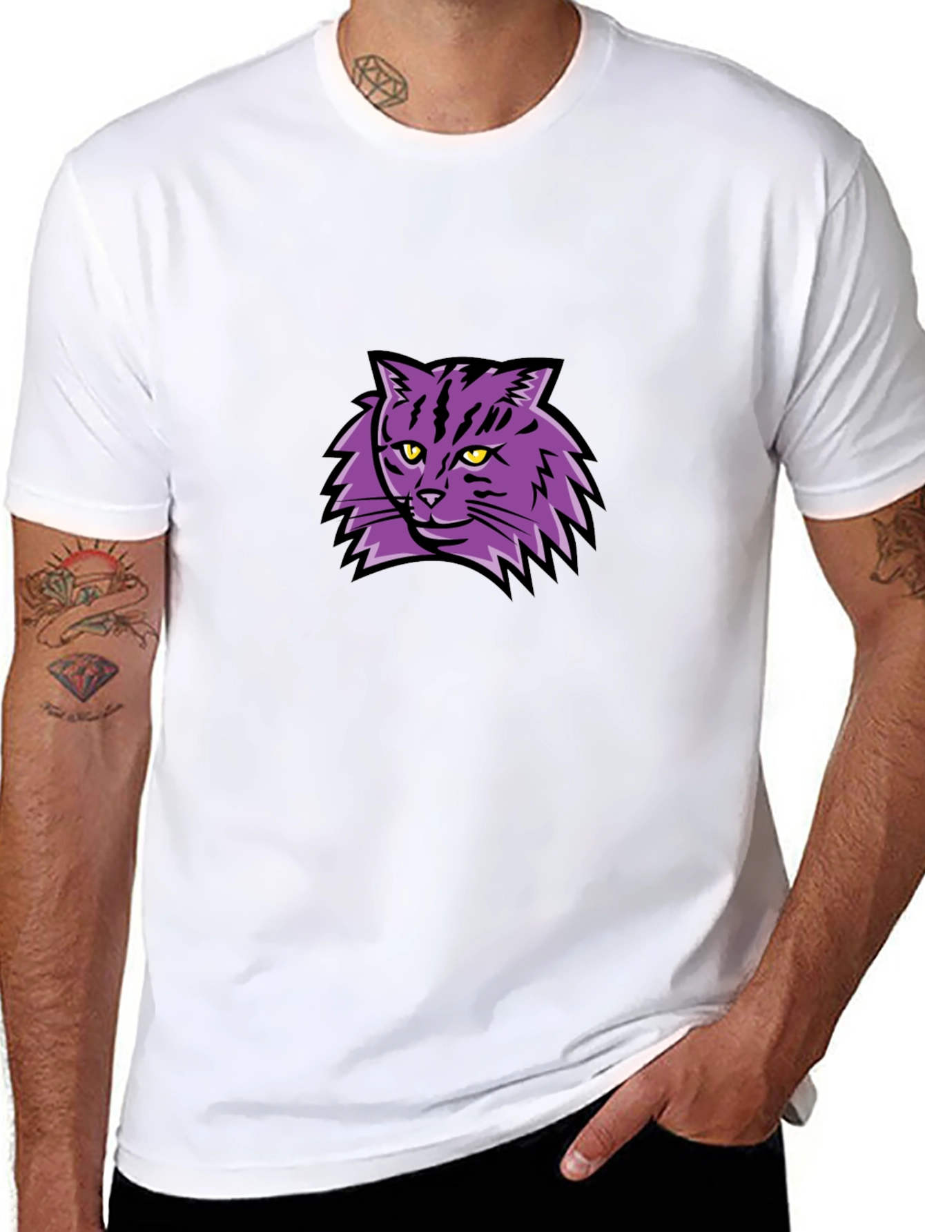 Camiseta Negra con Diseño de Gato Púrpura