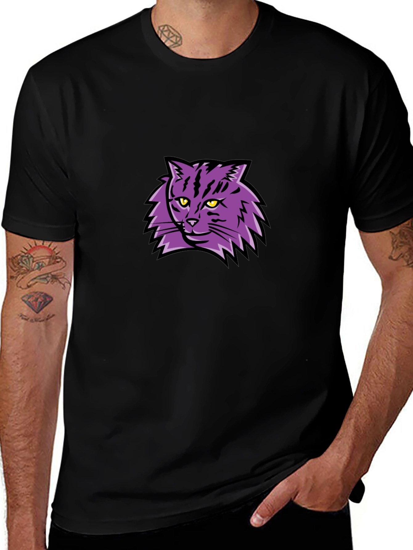 Camiseta Negra con Diseño de Gato Púrpura