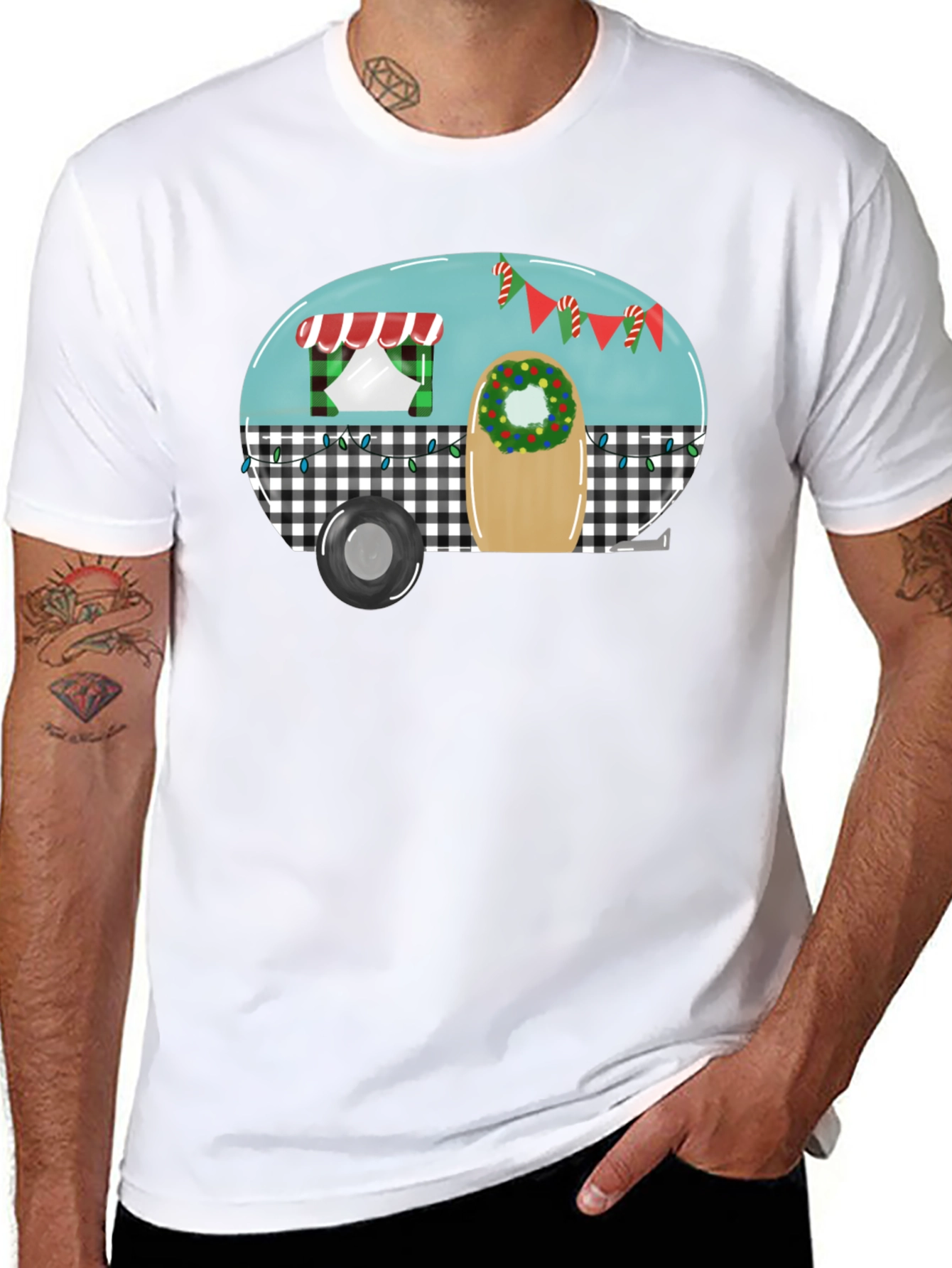 Camiseta Negra con Diseño de Camper Navideña