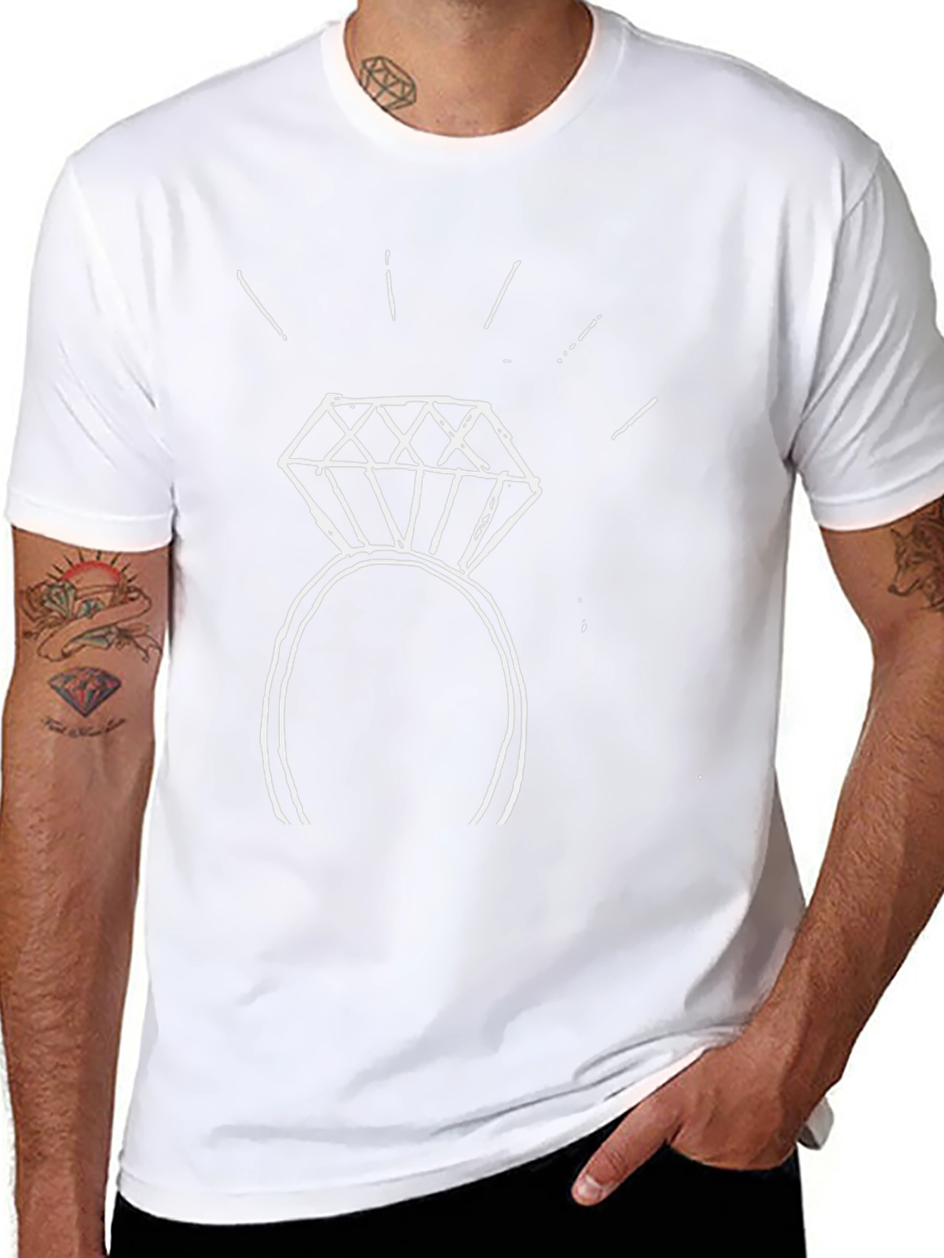 Camiseta Negra con Diseño de Anillo de Compromiso