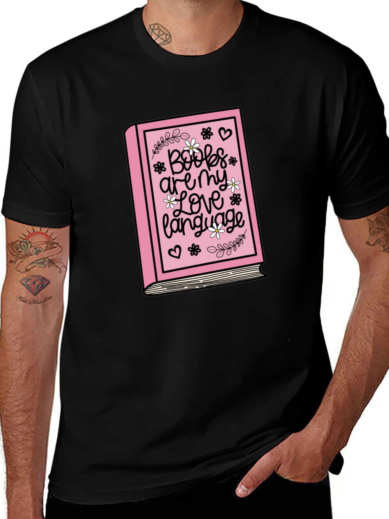 Camiseta Negra con Estampado Libro de Amor