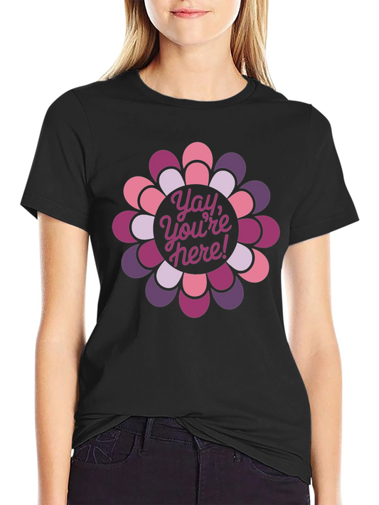 Camiseta Negra con Diseño Floral Retro - Yay Youre Here!