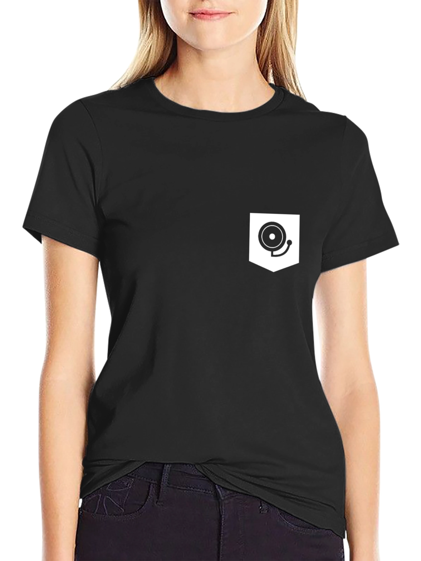 Camiseta Negra con Bolsillo y Diseño de Campana