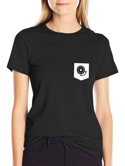 Camiseta Negra con Bolsillo y Diseño de Campana