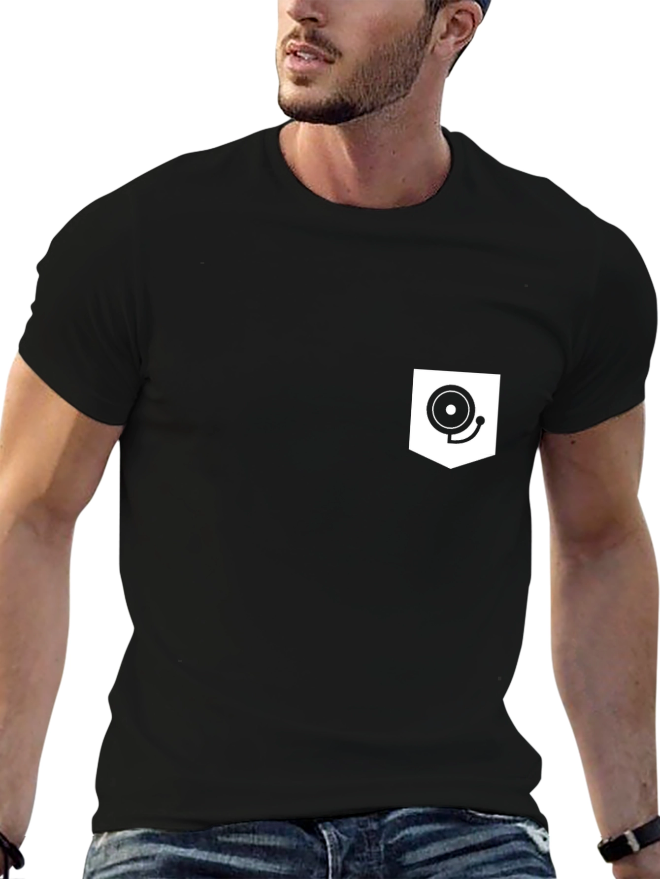 Camiseta Negra con Bolsillo y Diseño de Campana