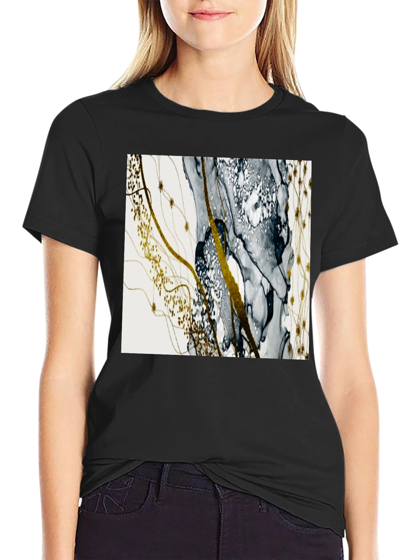 Camiseta Negra con Diseño Abstracto Dorado y Gris