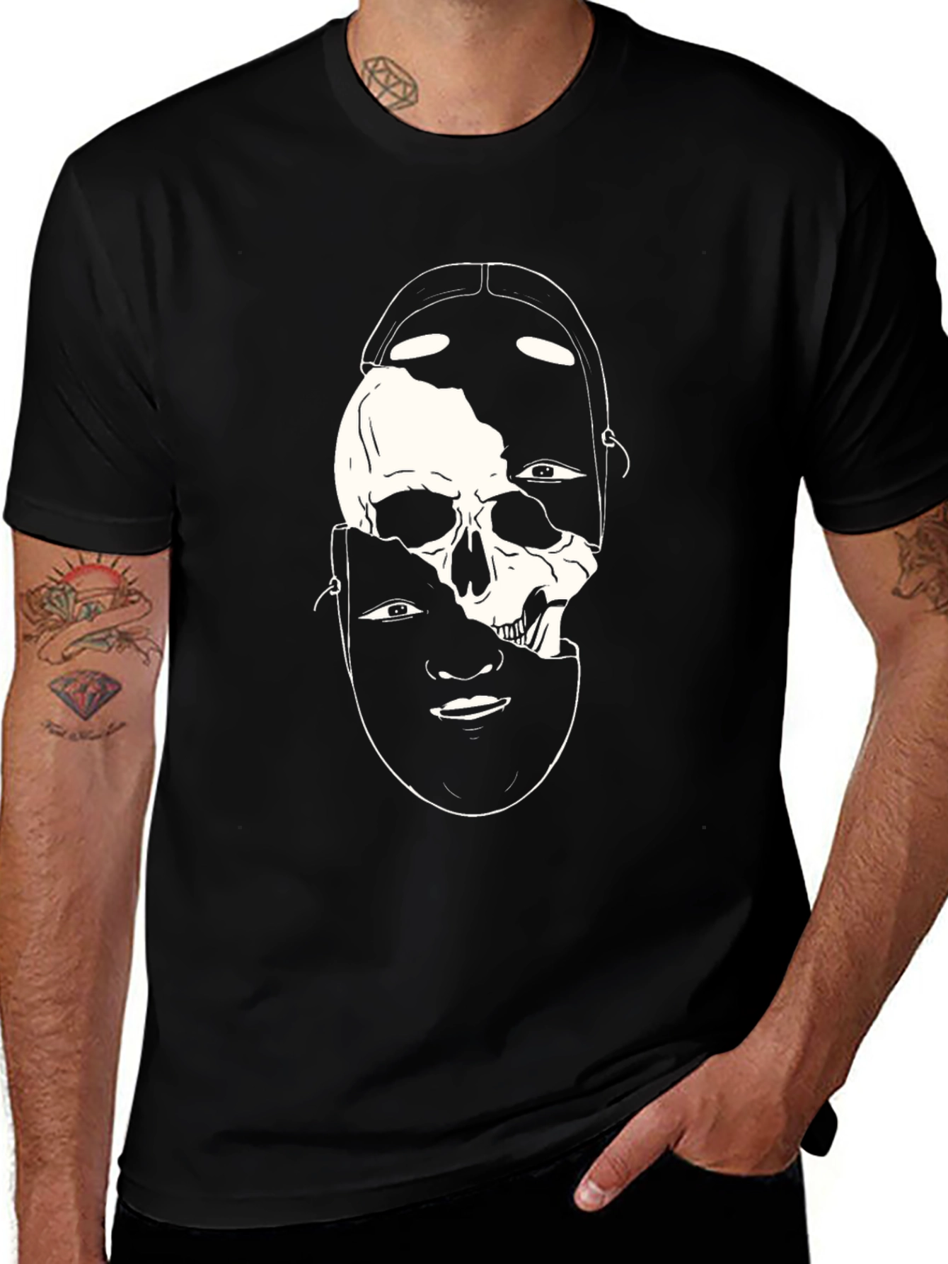 Camiseta Negra con Diseño de Calavera y Máscara Abstracta