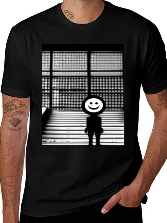 Camiseta Negra con Diseño Abstracto Sonriente