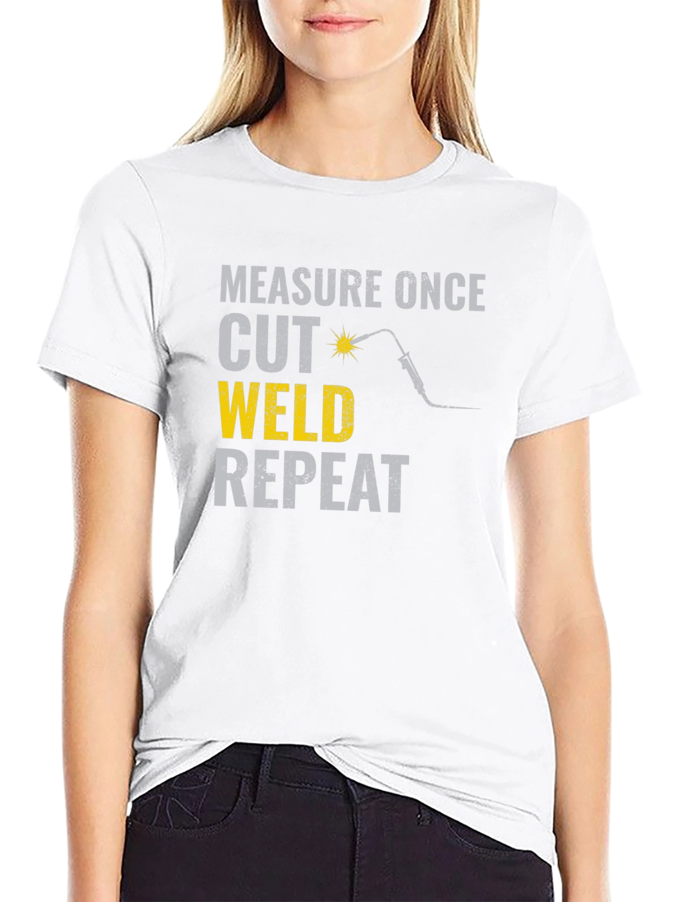 Camiseta Negra: Mide Corta Suelda Repite