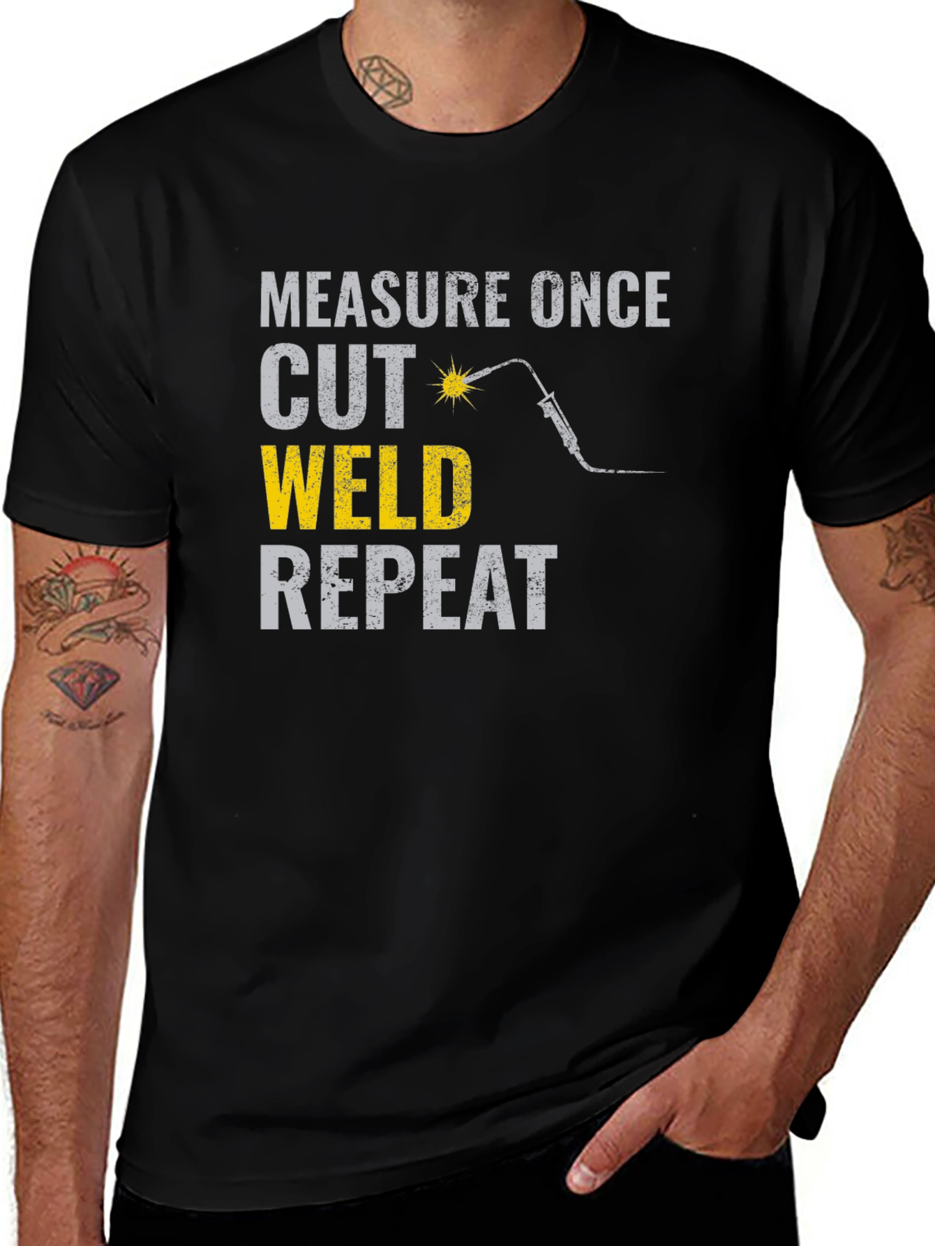 Camiseta Negra: Mide Corta Suelda Repite