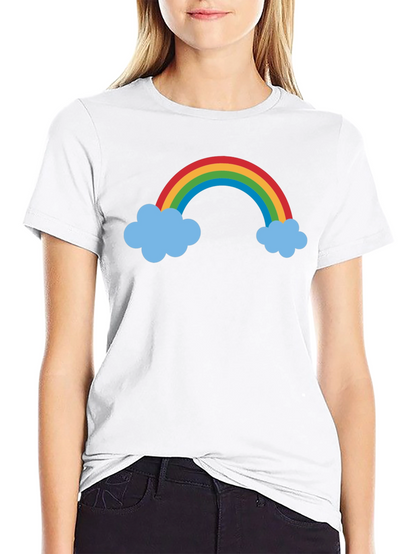 Camiseta Negra con Arcoíris y Nubes