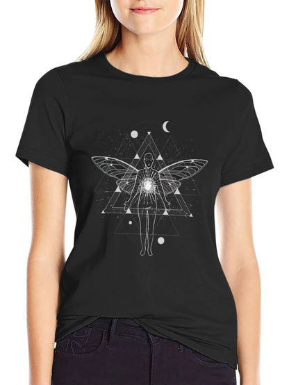Camiseta Negra con Diseño Místico de Alas de Hada
