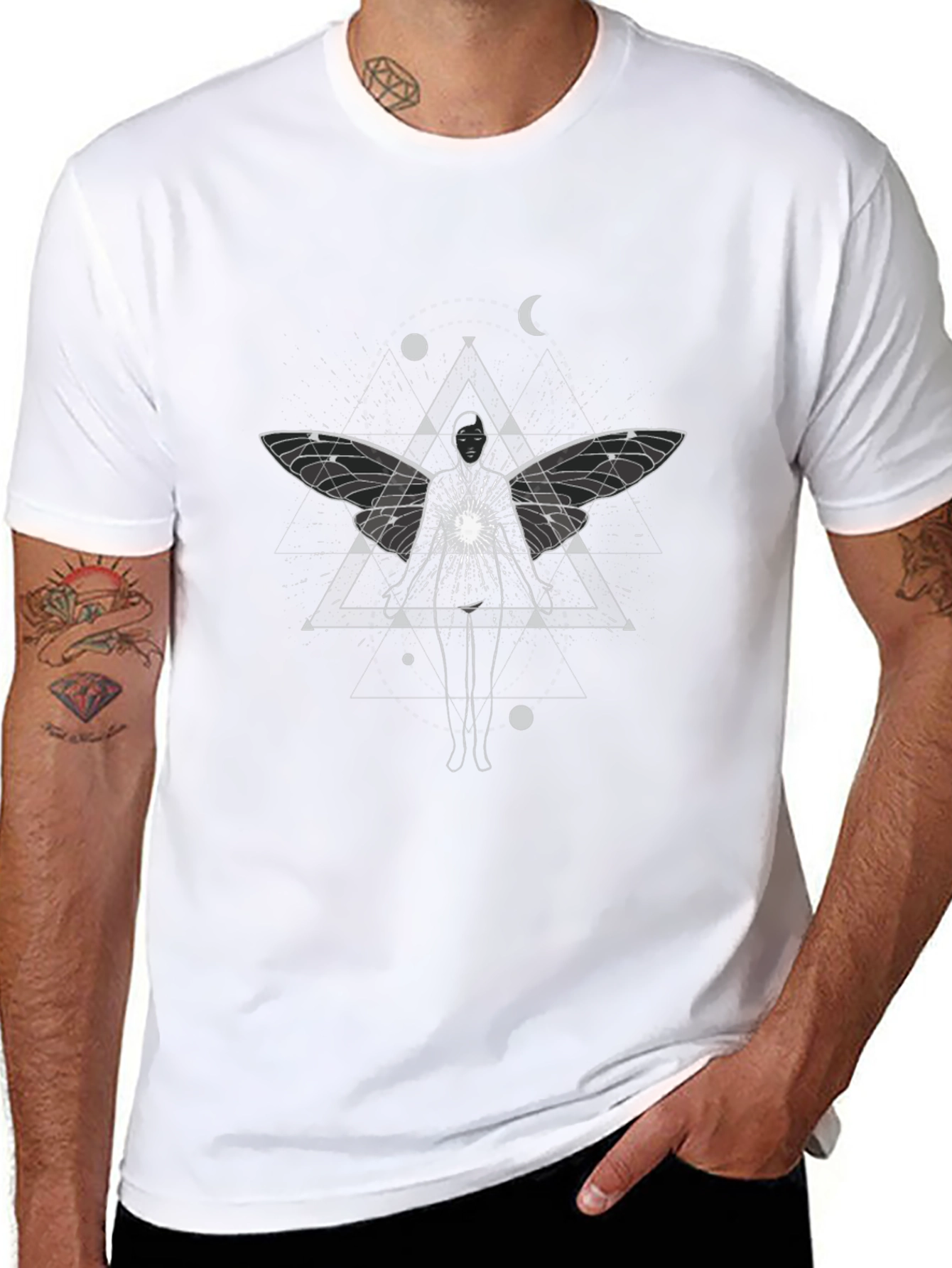 Camiseta Negra con Diseño Místico de Alas de Hada