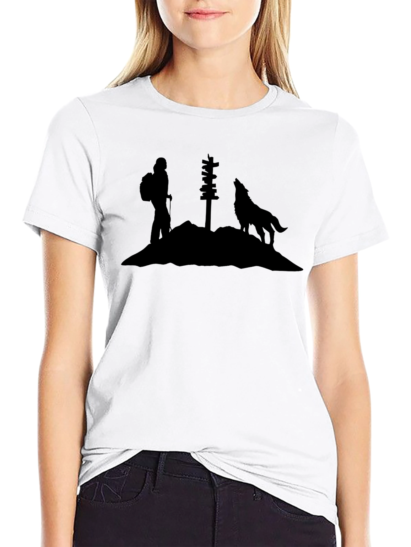 Camiseta Negra Silueta Lobo y Senderista