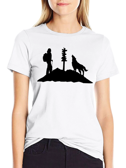 Camiseta Negra Silueta Lobo y Senderista