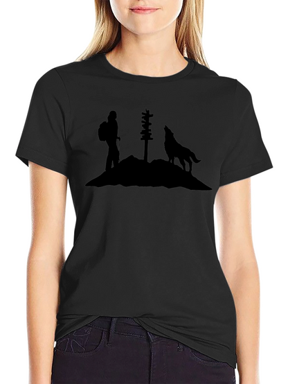 Camiseta Negra Silueta Lobo y Senderista