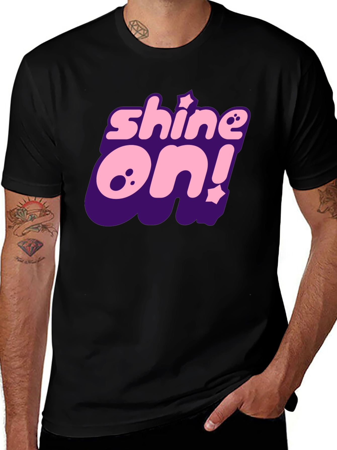 Camiseta Negra Shine On! con Estilo Gráfico Único