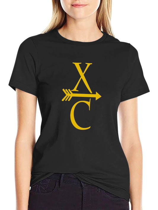 Camiseta Negra XC con Diseño de Flecha y Letras Doradas
