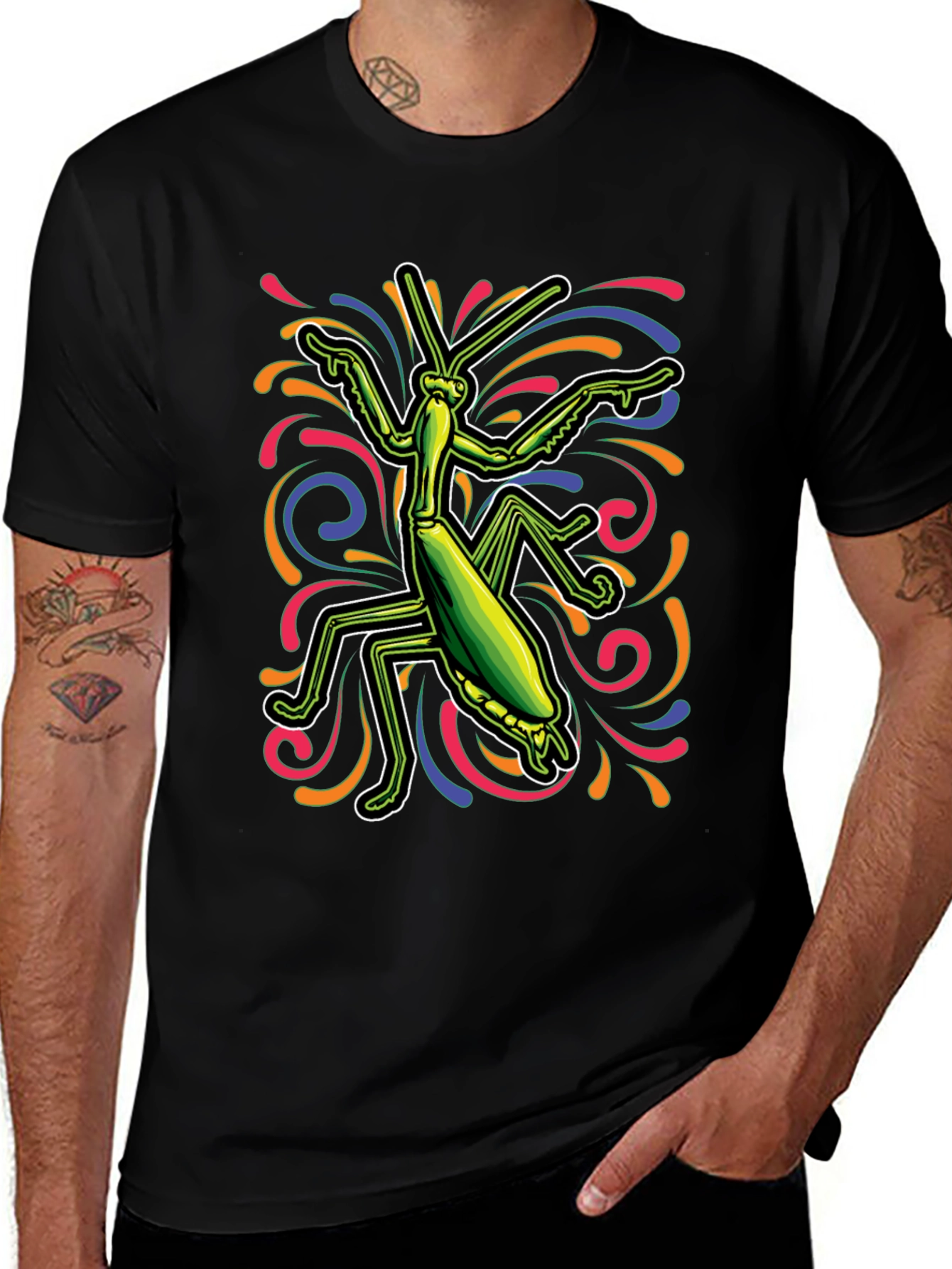 Camiseta Negra con Diseño de Mantis Religiosa Psicodélica