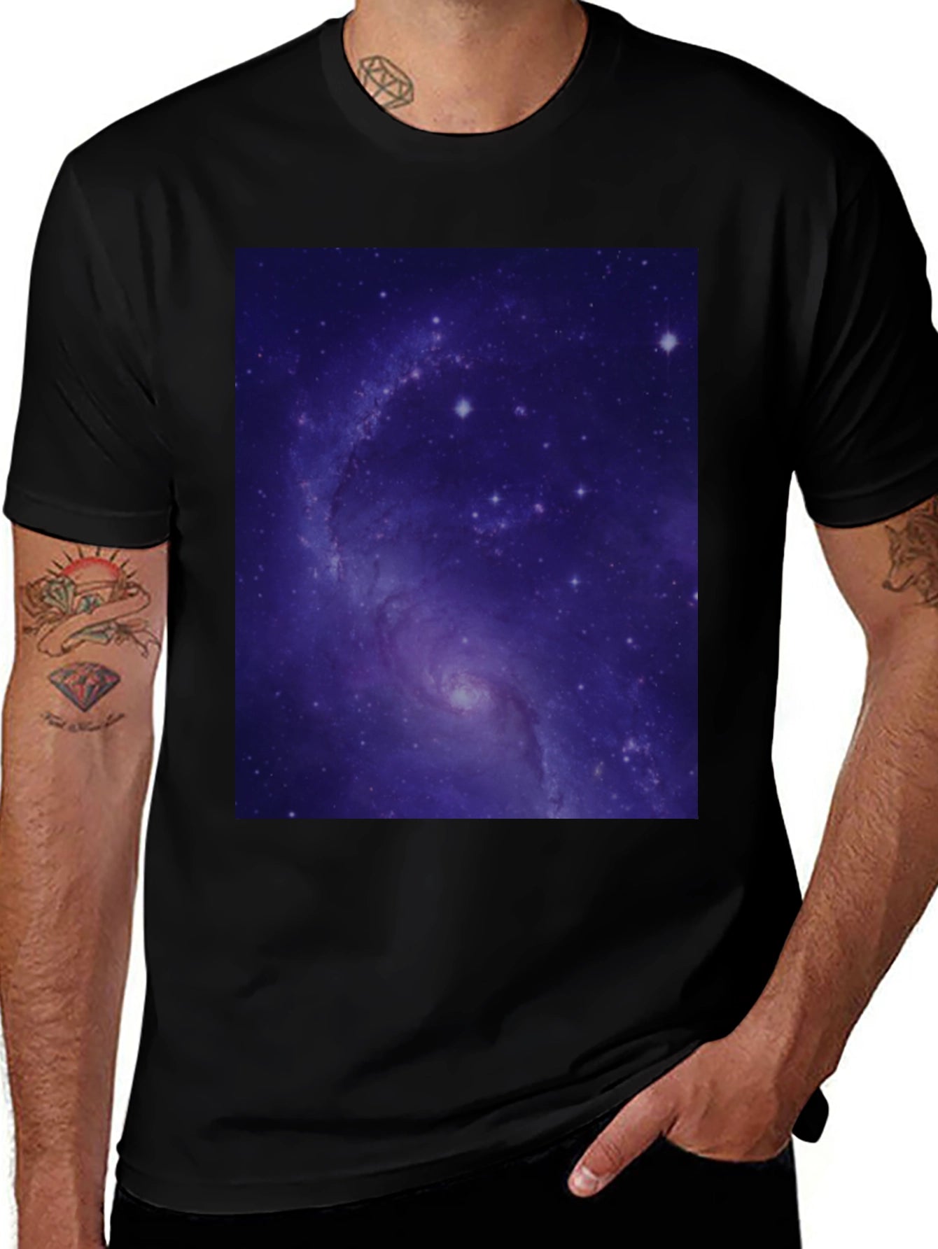 Camiseta Negra con Estampado de Galaxia Cósmica