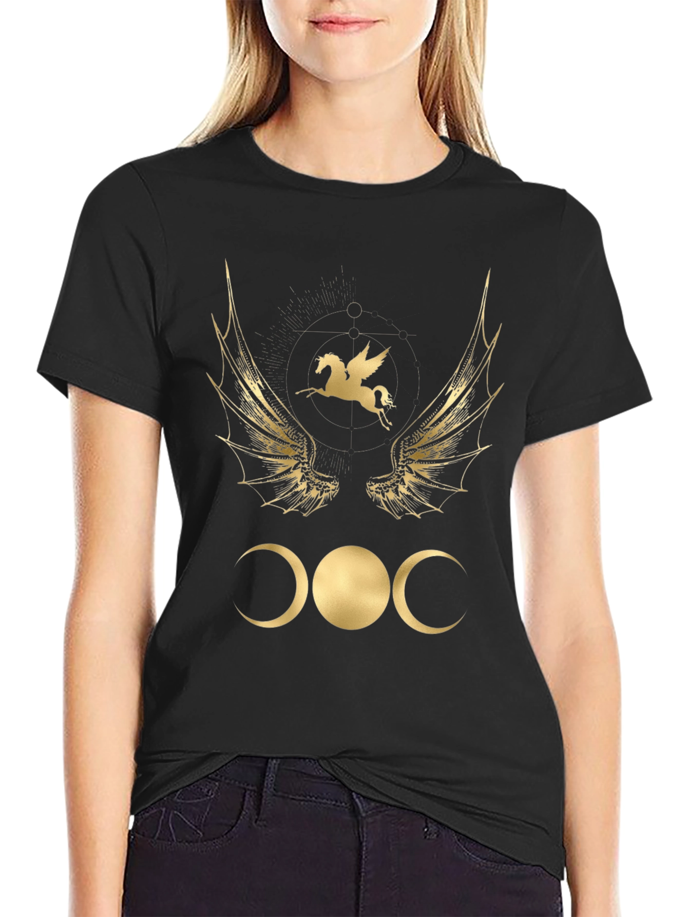 Camiseta Negra con Diseño Místico Dorado