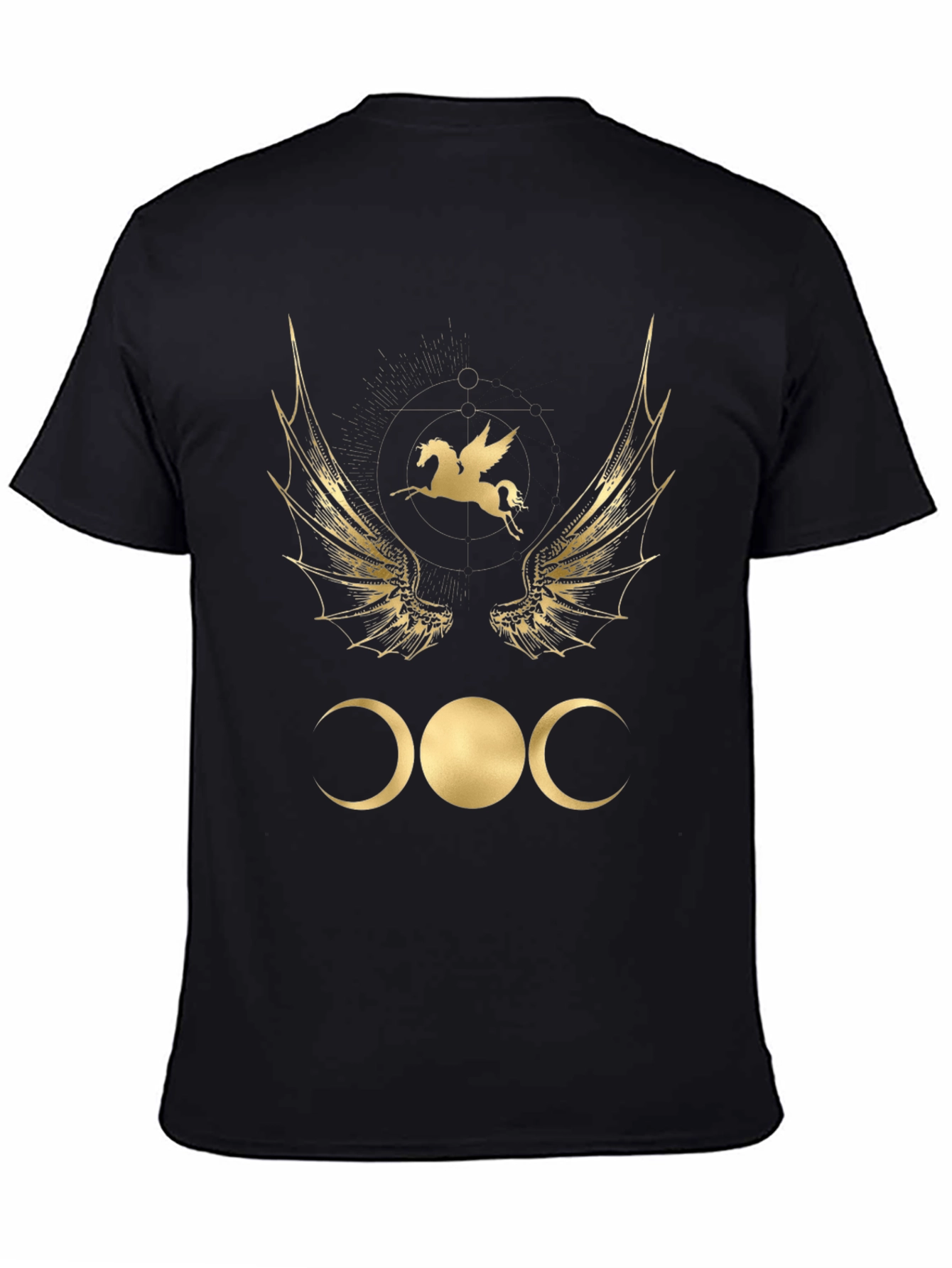 Camiseta Negra con Diseño Místico Dorado