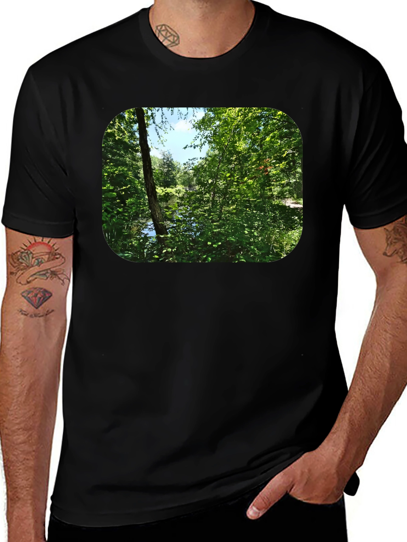 Camiseta Negra con Diseño de Naturaleza